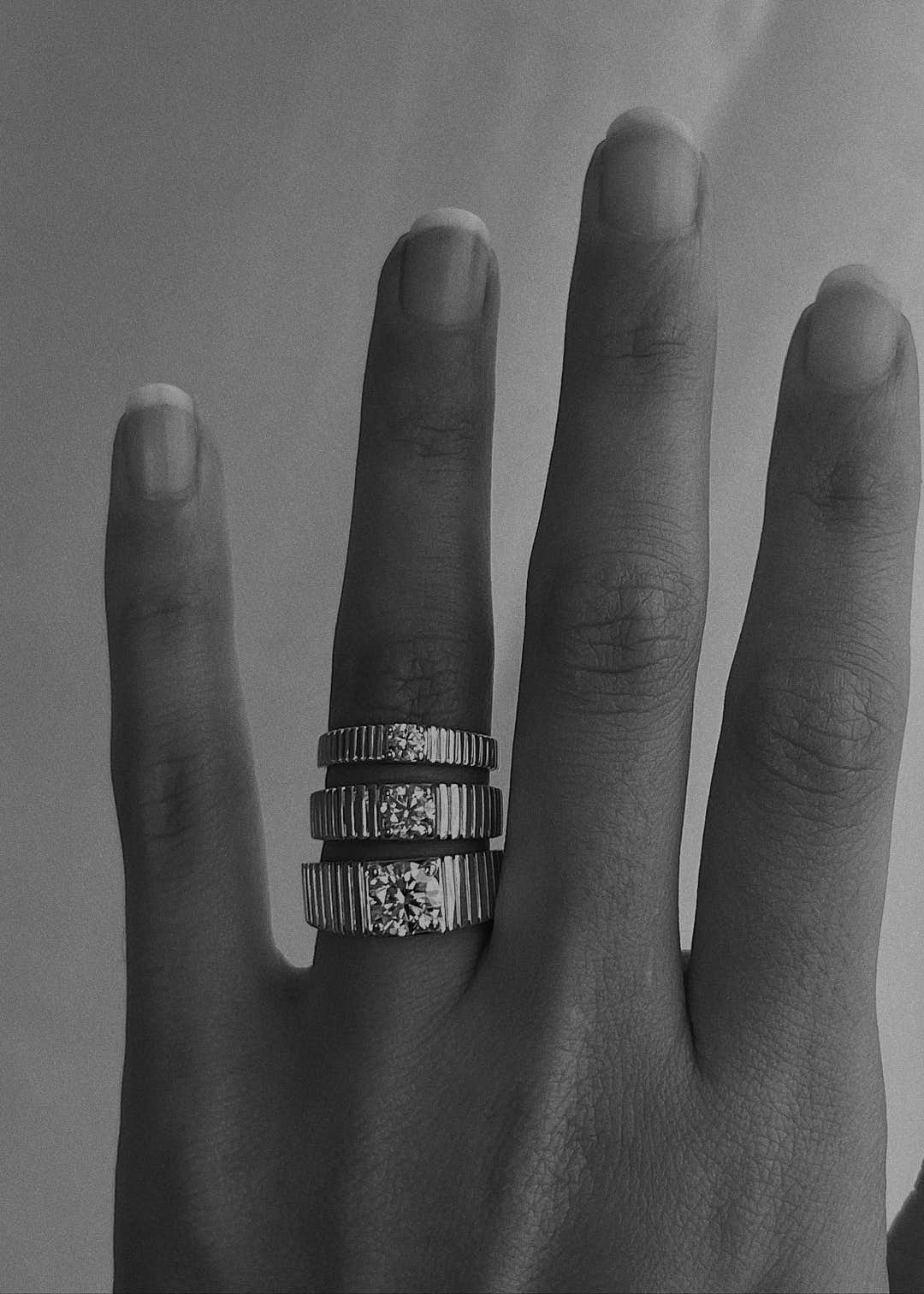 Solis ribbed ring round diamond 1.0 carat